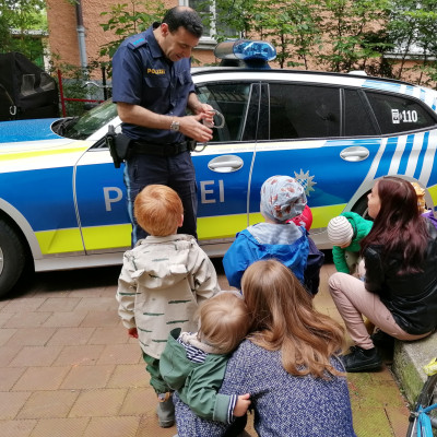 Die Polizei ist zu Besuch da Die Polizei ist zu Besuch da