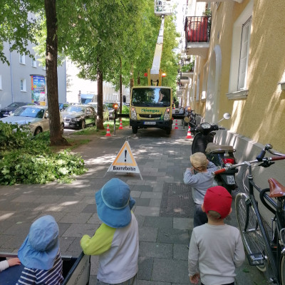 Auf dem Weg zum Spielplatz Auf dem Weg zum Spielplatz